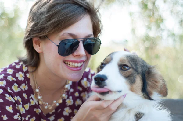 Niña y perro mascota — Foto de Stock