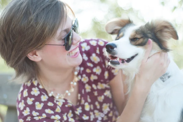 少女とペットの犬 — ストック写真