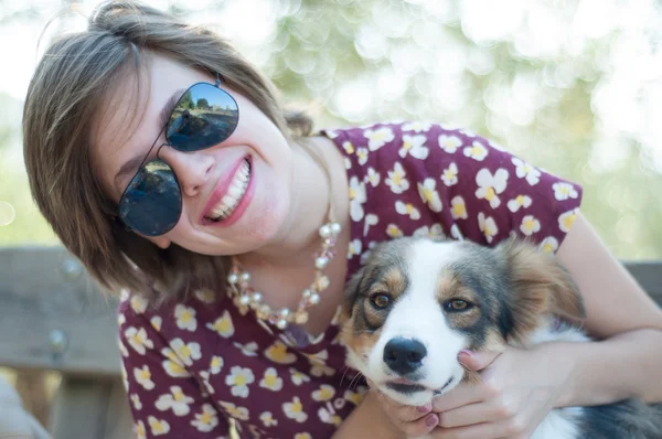 Niña y perro mascota —  Fotos de Stock