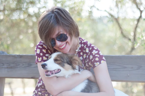 Niña y perro mascota — Foto de Stock