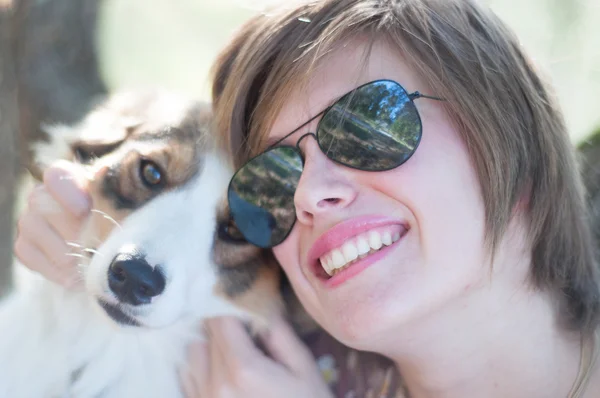 Niña y perro mascota — Foto de Stock