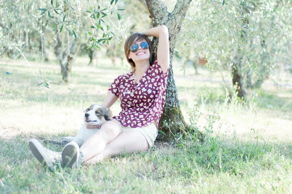 Niña y perro mascota — Foto de Stock