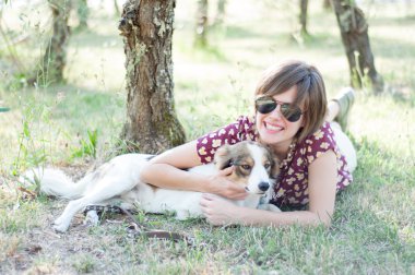 kız ve evde beslenen hayvan köpek