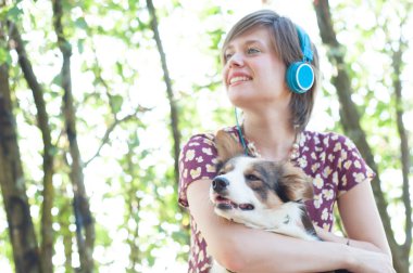 kız ve evde beslenen hayvan köpek