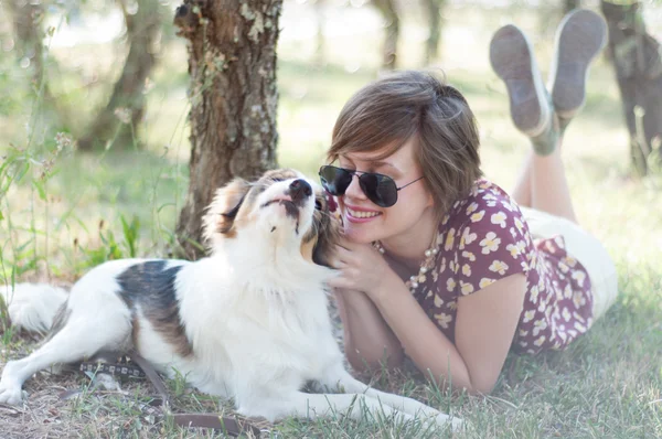 少女とペットの犬 — ストック写真