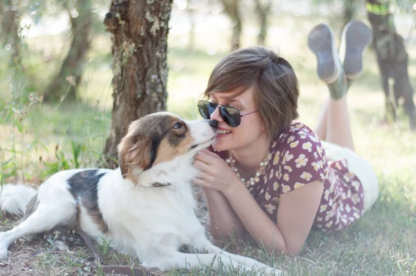 Niña y perro mascota — Foto de Stock