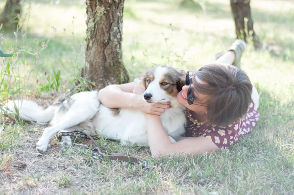 Niña y perro mascota — Foto de Stock