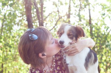 kız ve evde beslenen hayvan köpek