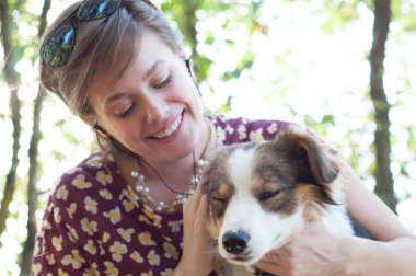 kız ve evde beslenen hayvan köpek