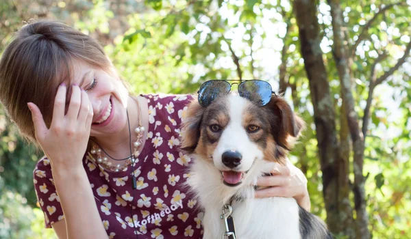 Niña y perro mascota — Foto de Stock