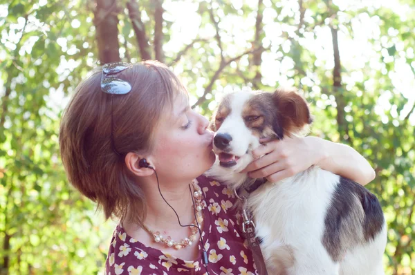 少女とペットの犬 — ストック写真