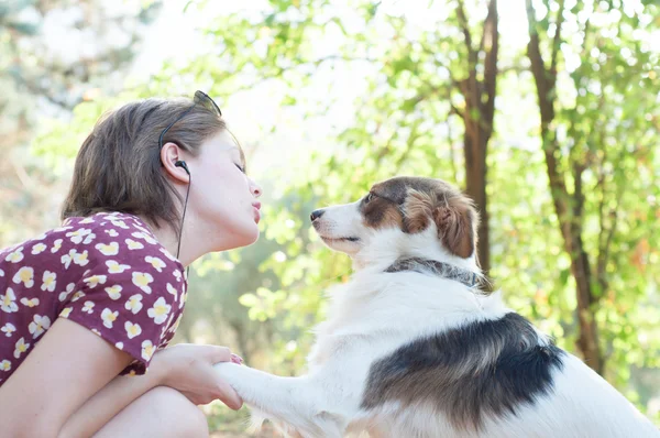 Niña y perro mascota — Foto de Stock