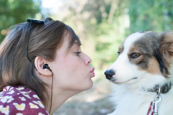 Niña y perro mascota — Foto de Stock