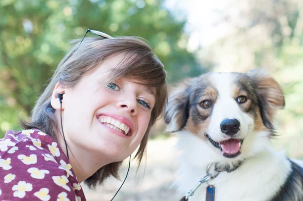 Niña y perro mascota — Foto de Stock