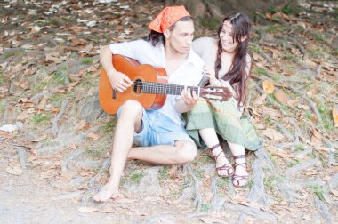 gitarist ve kız arkadaşı