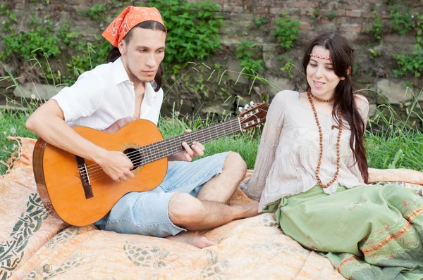 Гитарист и его девушка — стоковое фото