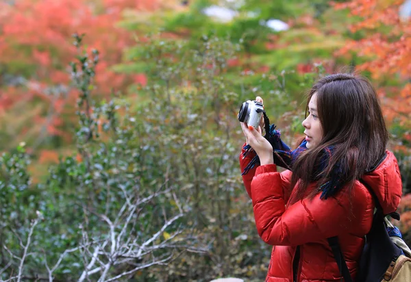 シティツアーの女の子だけで、彼女はシーンで何かを見つけるとき Milc によって写真を撮る — ストック写真