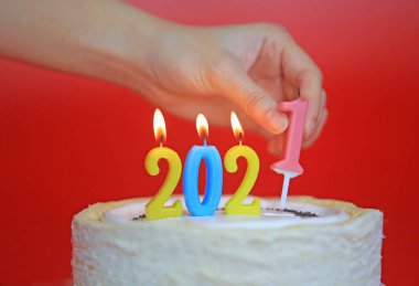 Pastada kırmızı arkaplan ile 2021 takvimi