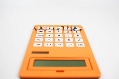 İnsan figürlü hesap makinesi, iş konsepti 