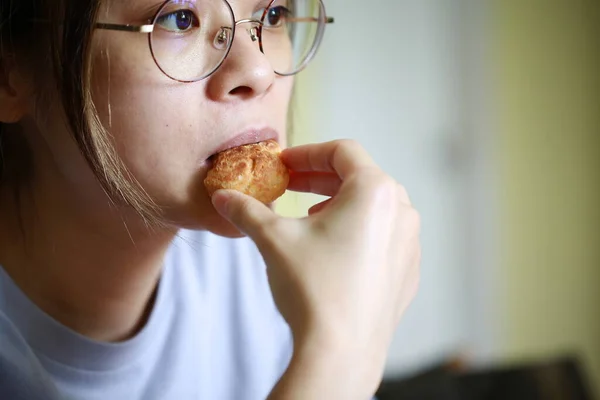 Frau Isst Frisches Brötchen — Stockfoto