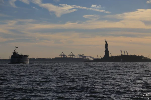 Vzdálený Pohled Sochu Svobody Řeky Usa — Stock fotografie