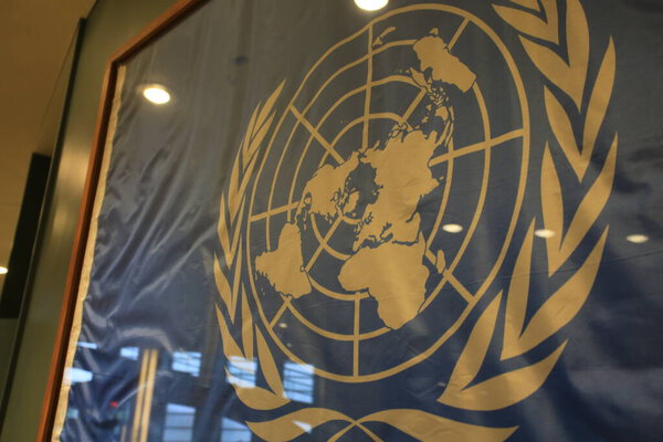 НЬЮ-ЙОРК, ОКТ 16: Единый национальный знак на входной двери в штаб-квартире Организации Объединенных Наций в Нью-Йорке 16 октября 2016 г. официальная штаб-квартира Организации Объединенных Наций с момента ее завершения в 1952 г.