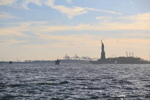 Vzdálený Pohled Sochu Svobody Řeky Usa — Stock fotografie