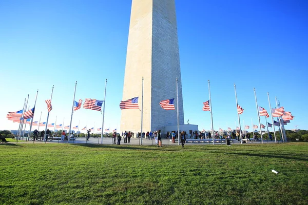 Tourists Washington Monument Usa — Stock Photo, Image