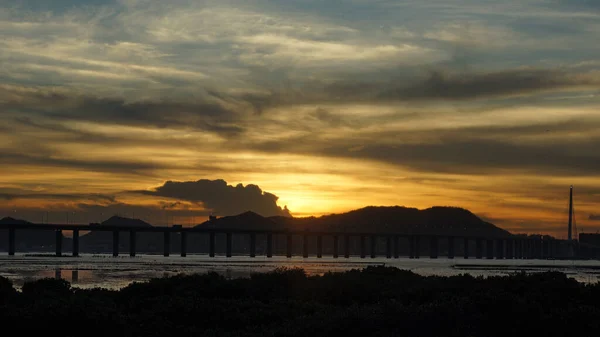 川の橋の上の夕日 — ストック写真