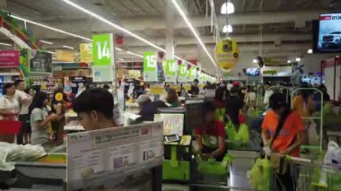 Tayland, Bangkok: İnsanlar dükkandan alışveriş yapıyor