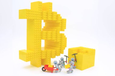 Hong Kong - Ocak 12021: Lego bloklarından yapılmış bitcoin