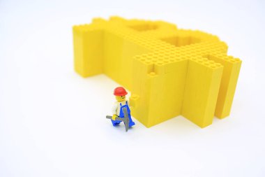 Hong Kong - Ocak 12021: Lego bloklarından yapılmış bitcoin