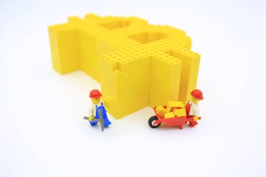 Hong Kong - Ocak 12021: Lego bloklarından yapılmış bitcoin