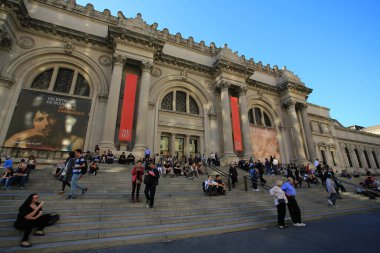 New York City - 24 Ağustos: New York City, NY üzerinde 24 Ağustos 2017 Metropolitan Müzesi yakın kimliği belirsiz kişi. Amerika Birleşik Devletleri'ndeki en büyük Sanat Müzesi Metropolitan Museum of Art New York şehrinin olduğunu 