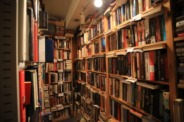 Interior Uma Biblioteca Com Uma Estante Livros — Fotografia de Stock