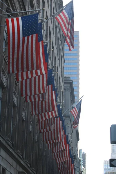 Amerikaanse Vlaggen Voor Een Gebouw Stockfoto