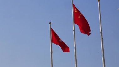 Çin bayrağı ve Hong Kong bayrağı rüzgarda