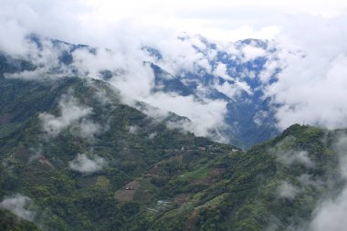 Dağlı ve bulutlu dağ manzarası