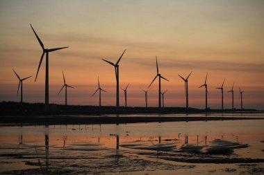 Gaomei Wetlands manzarası, Tayvan simgelerinden biri. Gaomei Wetland Sığınağı, Tayvan 'da rüzgar çiftliğinin gün batımı.