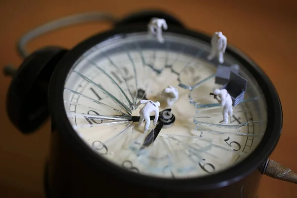 Die Zeit Läuft Der Kaputten Uhr Davon — Stockfoto