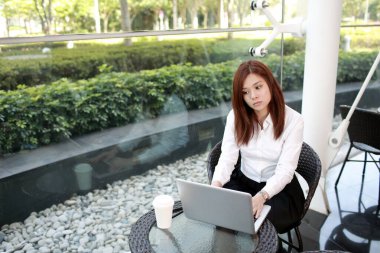 dizüstü bilgisayar üzerinde çalışan güzel kadın