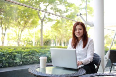 dizüstü bilgisayar üzerinde çalışan güzel kadın