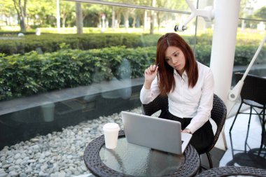 dizüstü bilgisayar üzerinde çalışan güzel kadın