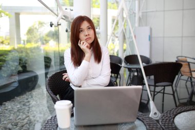 dizüstü bilgisayar üzerinde çalışan güzel kadın