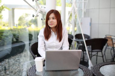 dizüstü bilgisayar üzerinde çalışan güzel kadın