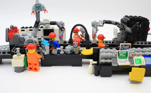 Минифигура Lego в другой должности — стоковое фото