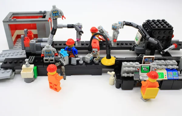 Lego minifigura em post diferente — Fotografia de Stock