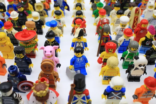 Lego minifigure dans différents poteaux — Photo