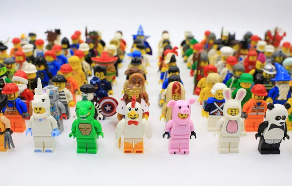 Lego minifigure dans différents poteaux — Photo