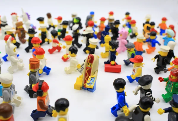 Lego minifigura em post diferente — Fotografia de Stock